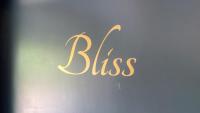 a glass with the word bliss written in gold at Het Lichthuis in Zandvoort