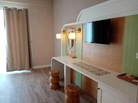 TV a/nebo společenská místnost v ubytování Dolphin Park Hotel