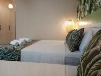 Postel nebo postele na pokoji v ubytování Dolphin Park Hotel