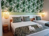 Postel nebo postele na pokoji v ubytování Dolphin Park Hotel