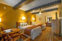 Ein Bett oder Betten in einem Zimmer der Unterkunft Thunderbird Lodge