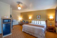 Ein Bett oder Betten in einem Zimmer der Unterkunft Thunderbird Lodge