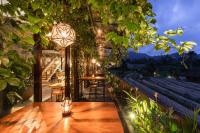 un restaurante al aire libre con mesas, plantas y luces en Samanvaya - Adults Only, en Sidemen