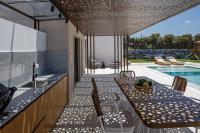 Basen w obiekcie Terrazzo Luxury Villas lub w pobliżu