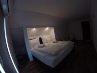 Posteľ alebo postele v izbe v ubytovaní VÁRLAK VENDÉGHÁZ Apartman 2