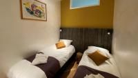 a room with two beds in a room at Het Lichthuis in Zandvoort