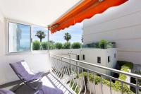 Ein Balkon oder eine Terrasse in der Unterkunft Modern apartment 2 bedrooms quiet terrace in a palm beach area, 30 meters from seaside