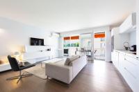 ein weißes Wohnzimmer mit einem Sofa und einem Tisch in der Unterkunft Modern apartment 2 bedrooms quiet terrace in a palm beach area, 30 meters from seaside in Cannes