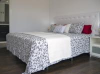 A bed or beds in a room at Villa Mont Rodó con piscina y jardín privado - Pet Friendly