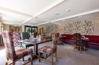 Posezení v ubytování The Fox and Hounds Country Inn