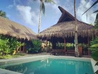 Villa con piscina y cabaña en Hiraya Surf Hostel, en General Luna