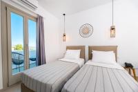 Łóżko lub łóżka w pokoju w obiekcie Kalisperis Hotel
