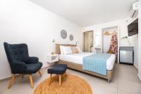 Łóżko lub łóżka w pokoju w obiekcie Kalisperis Hotel