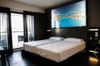 A bed or beds in a room at Bakour La Manga Splash