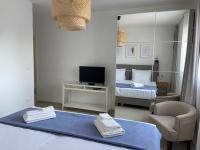 Posteľ alebo postele v izbe v ubytovaní Exclusive Seafront Suite with jacuzzi