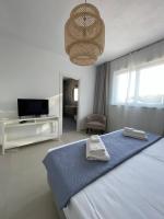 Televízia a/alebo spoločenská miestnosť v ubytovaní Exclusive Seafront Suite with jacuzzi