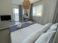 Posteľ alebo postele v izbe v ubytovaní Exclusive Seafront Suite with jacuzzi