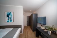TV a/nebo společenská místnost v ubytování Emily Hotel Leipzig Neue Messe