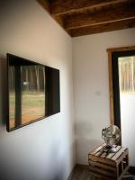 Televízia a/alebo spoločenská miestnosť v ubytovaní Sworna łąka z zewnętrznym SPA- sauna, jacuzzi, balia