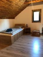 Posteľ alebo postele v izbe v ubytovaní Sworna łąka z zewnętrznym SPA- sauna, jacuzzi, balia
