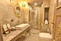 Koupelna v ubytování REAL KiNG SUiTE HOTEL