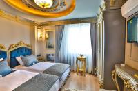 Postel nebo postele na pokoji v ubytování REAL KiNG SUiTE HOTEL