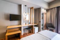 Televízia a/alebo spoločenská miestnosť v ubytovaní Agamemnon Hotel