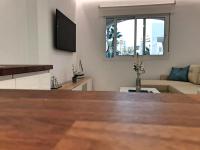 Televízia a/alebo spoločenská miestnosť v ubytovaní Apartamento Puerto Marina Beach