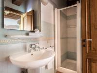 Kúpeľňa v ubytovaní Apartment Marrone by Interhome