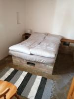 Posteľ alebo postele v izbe v ubytovaní Lisztes Apartman (medencés, nádfedeles, Zamárdi)