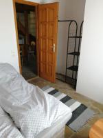 Posteľ alebo postele v izbe v ubytovaní Lisztes Apartman (medencés, nádfedeles, Zamárdi)