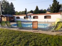 Bazén v ubytovaní Lisztes Apartman (medencés, nádfedeles, Zamárdi) alebo v jeho blízkosti