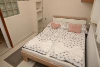 Łóżko lub łóżka w pokoju w obiekcie Pálma Apartman