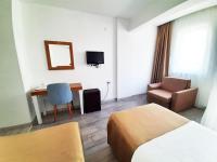 A television and/or entertainment centre at Karden Otel