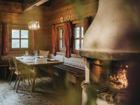 Un comedor con mesa y chimenea. en VAYA Achensee, en Achenkirch