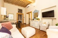 Televízia a/alebo spoločenská miestnosť v ubytovaní Spanish Steps Exclusive Rental in Rome