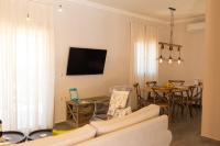 TV a/nebo společenská místnost v ubytování Karya Villas