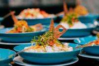 The Palace Hotel, Sunny Day في ساينت قسطنطين وهيلينا: صف من الأطباق الزرقاء على الطاولة