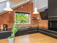 Kuchyň nebo kuchyňský kout v ubytování Holiday Home Pøt Strandby IX