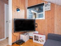 TV a/nebo společenská místnost v ubytování Holiday Home Pøt Strandby IX