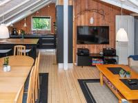 Kuchyň nebo kuchyňský kout v ubytování Holiday Home Pøt Strandby IX