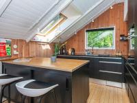 Kuchyň nebo kuchyňský kout v ubytování Holiday Home Pøt Strandby IX