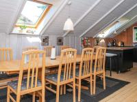 Kuchyň nebo kuchyňský kout v ubytování Holiday Home Pøt Strandby IX