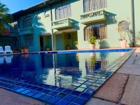 una casa con piscina delante de una casa en Vila Verde Hotel, en Toledo