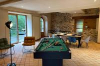 a room with a pool table in a room at Ancien Moulin rénové à neuf pour 20 personnes sur les rives du Trieux in Plésidy