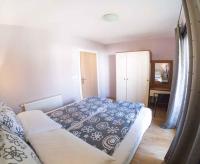 Posteľ alebo postele v izbe v ubytovaní Apartments in Njivice/Insel Krk 39735