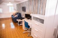 Televízia a/alebo spoločenská miestnosť v ubytovaní ENKLAWA NAD KWISĄ [APARTAMENT 4]