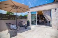 Patio lub wspólna przestrzeń na świeżym powietrzu w obiekcie Holiday home in Becici 35609