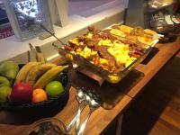 uma mesa repleta de um bufê de comidas para o café da manhã em Danhostel Rødding Centret em Rødding
