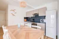 Una cocina o kitchenette en Sejournez a Lacanau Ocean dans ce magnifique appartement pour six personnes